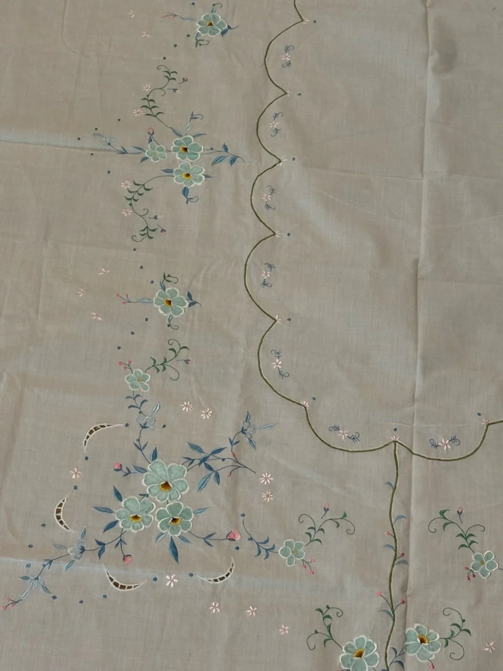 Oval Table Cloth 84”x72” With 8 Matching Napkins 17”x17” Blue Embroidered Flower